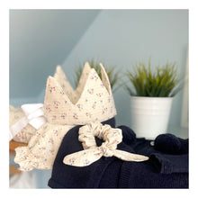 Load image into Gallery viewer, Scrunchie ecru flower
