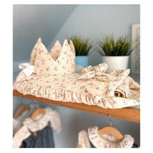 Load image into Gallery viewer, Scrunchie ecru flower
